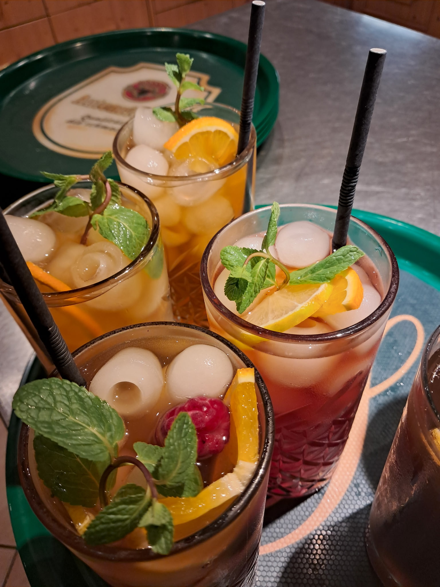 Cocktails mit frischen Früchten und Minze
