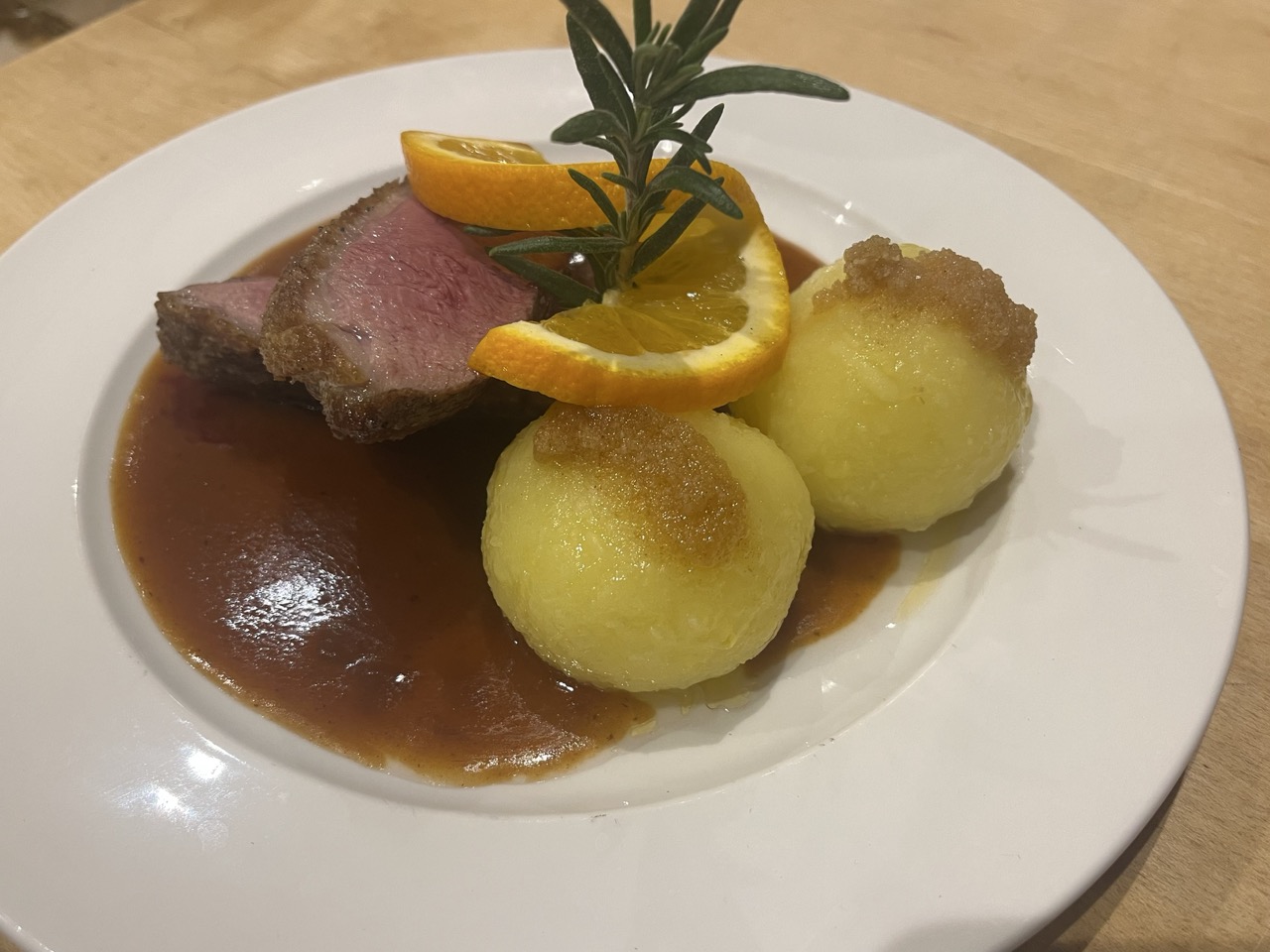 Braten mit Knödeln und Bratensoße