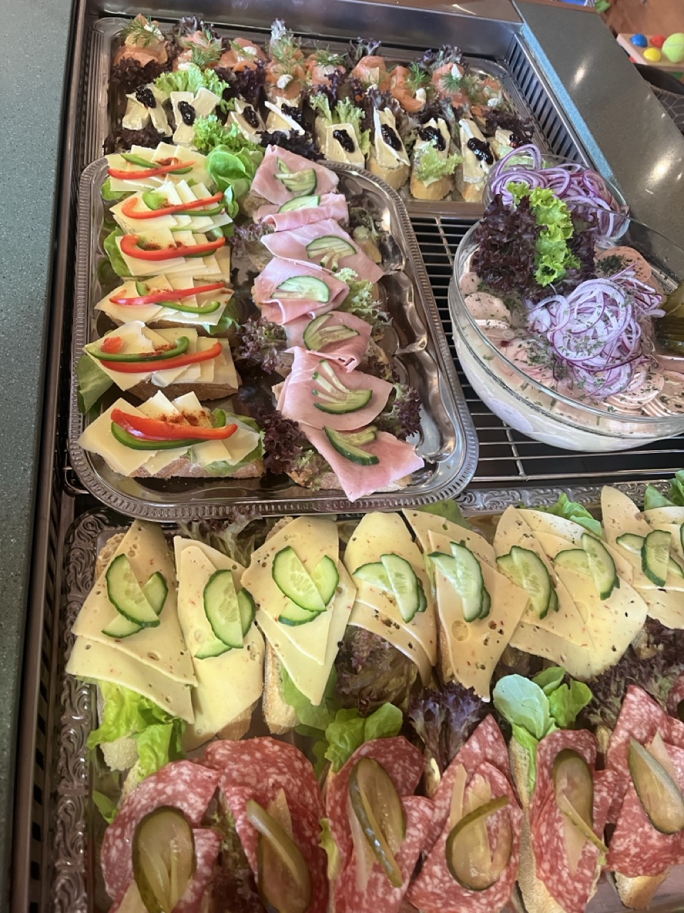 Belegte Brote und Canapés auf Platten