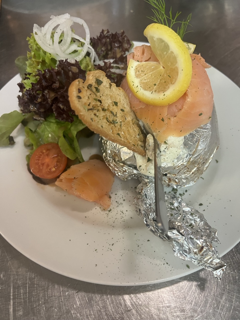 Räucherlachs mit Folienkartoffel und Salat